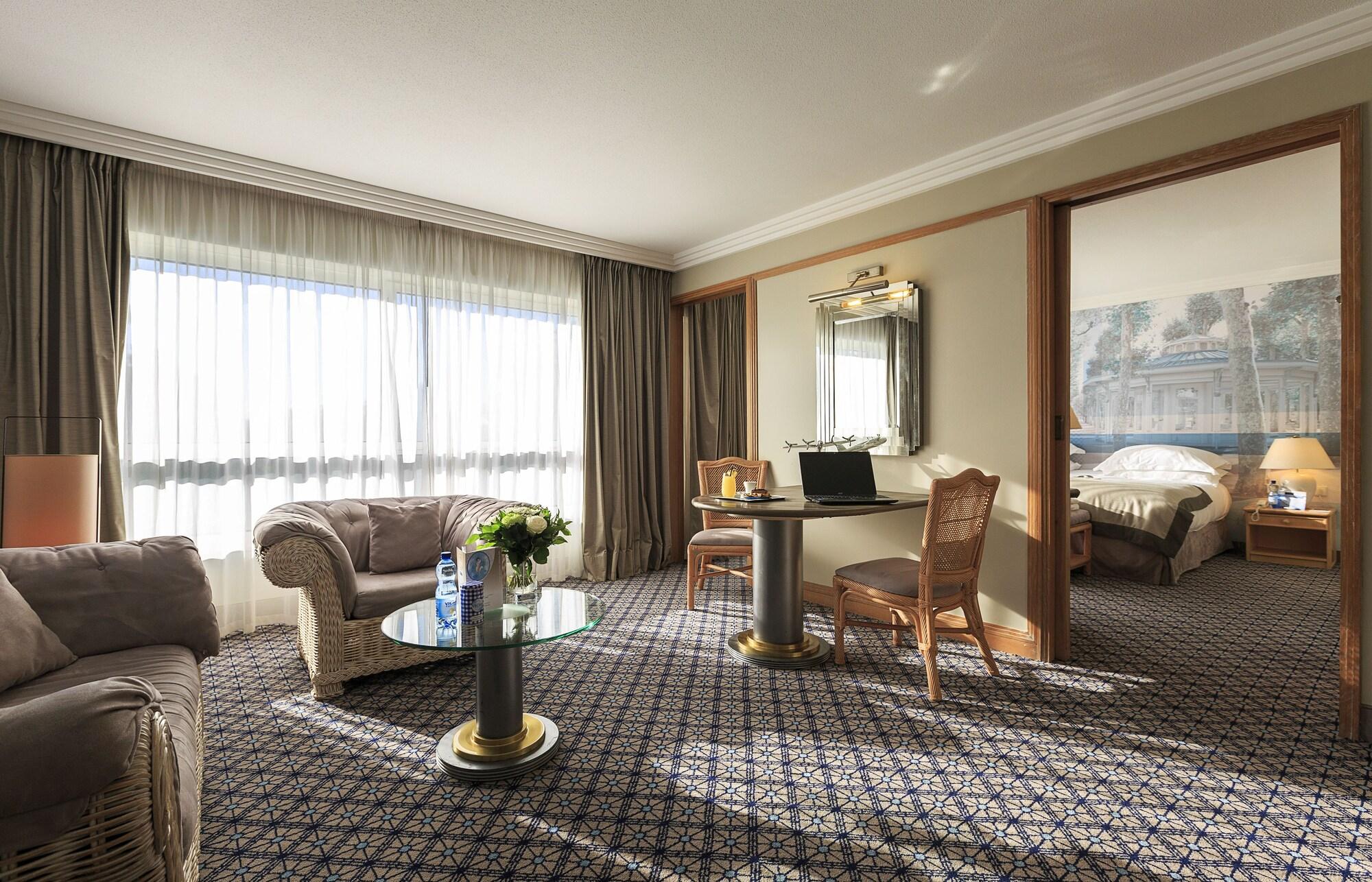 วิชี สปา โฮเต็ล เล เซเลแตง Hotel ภายนอก รูปภาพ Suite