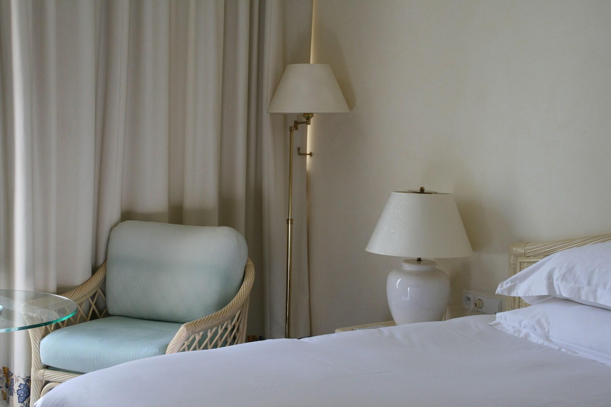 วิชี สปา โฮเต็ล เล เซเลแตง Hotel ภายนอก รูปภาพ A lampshade