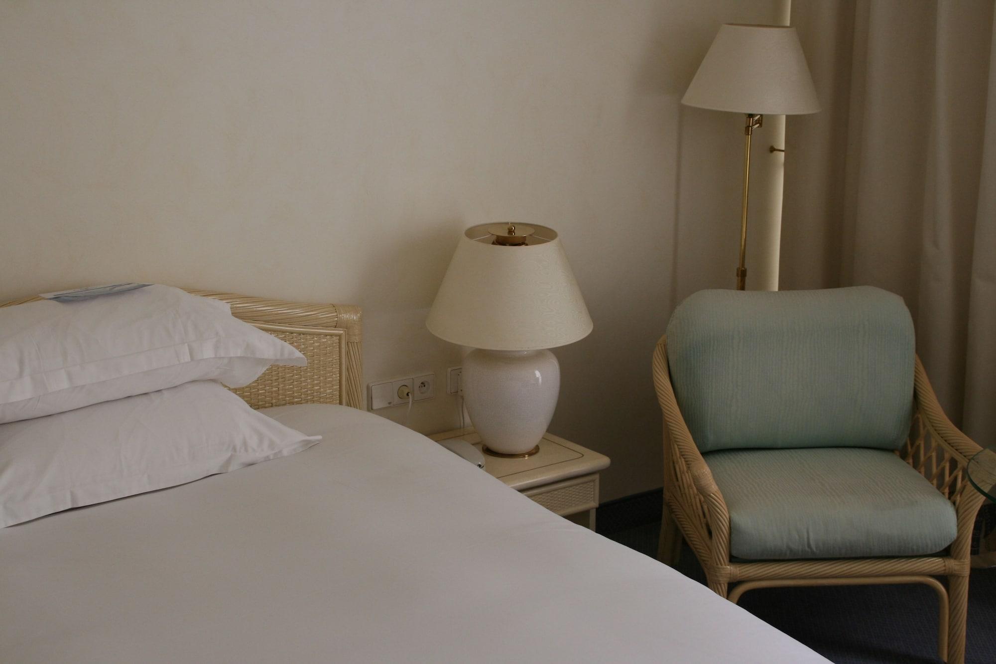 วิชี สปา โฮเต็ล เล เซเลแตง Hotel ภายนอก รูปภาพ A bedroom at the hotel