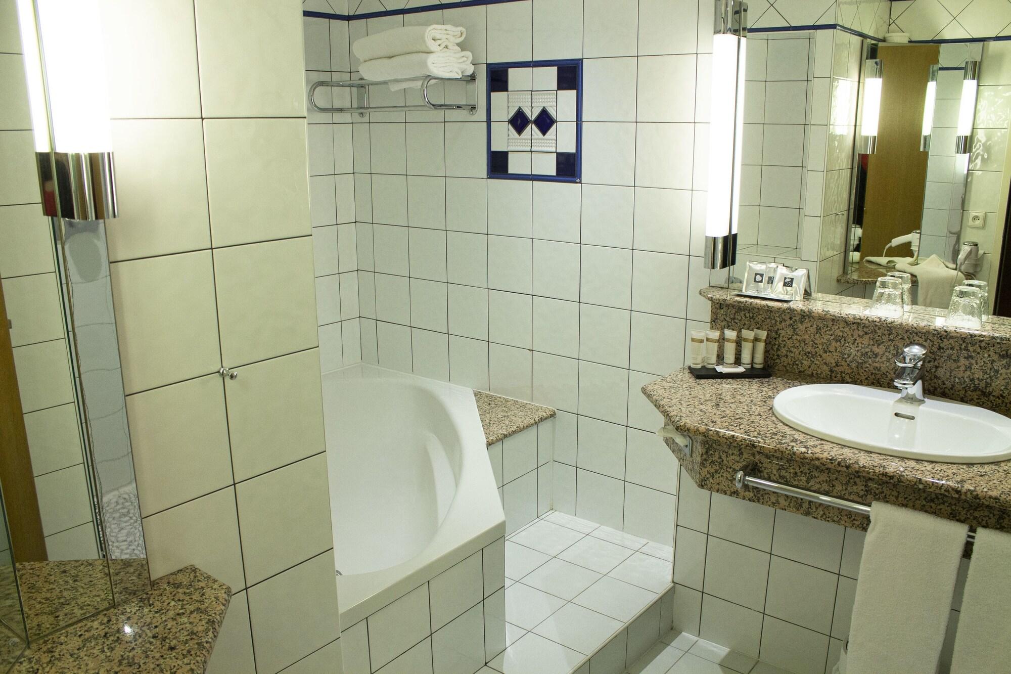 วิชี สปา โฮเต็ล เล เซเลแตง Hotel ภายนอก รูปภาพ A modern urinal