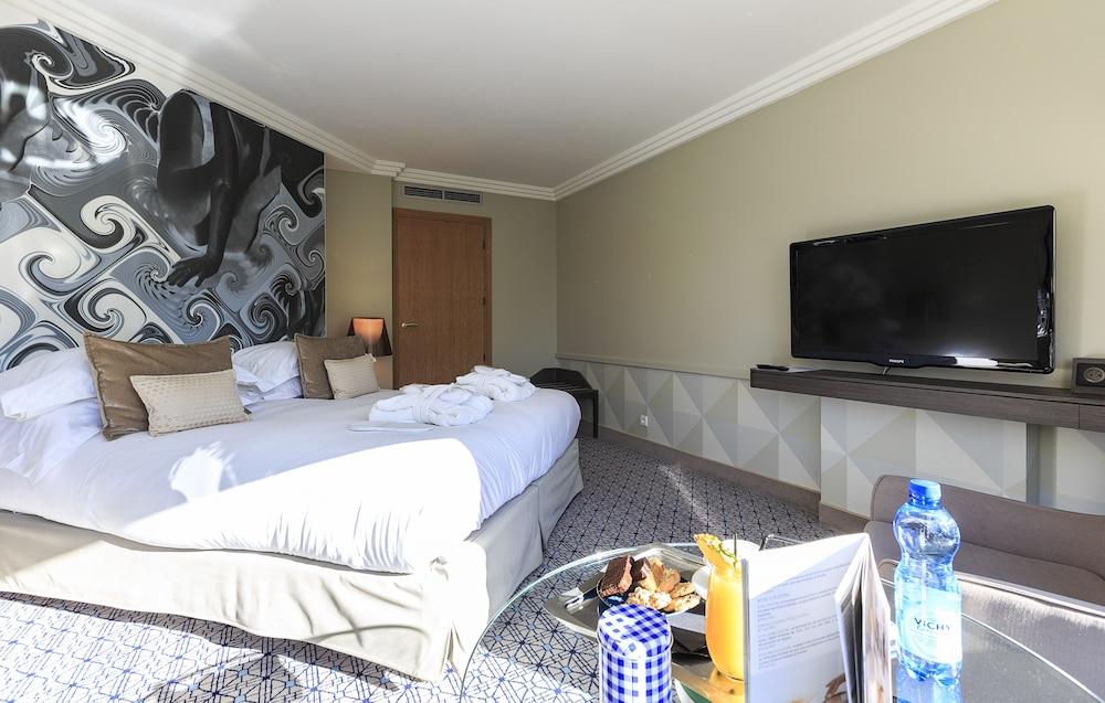 วิชี สปา โฮเต็ล เล เซเลแตง Hotel ภายนอก รูปภาพ A room at the hotel