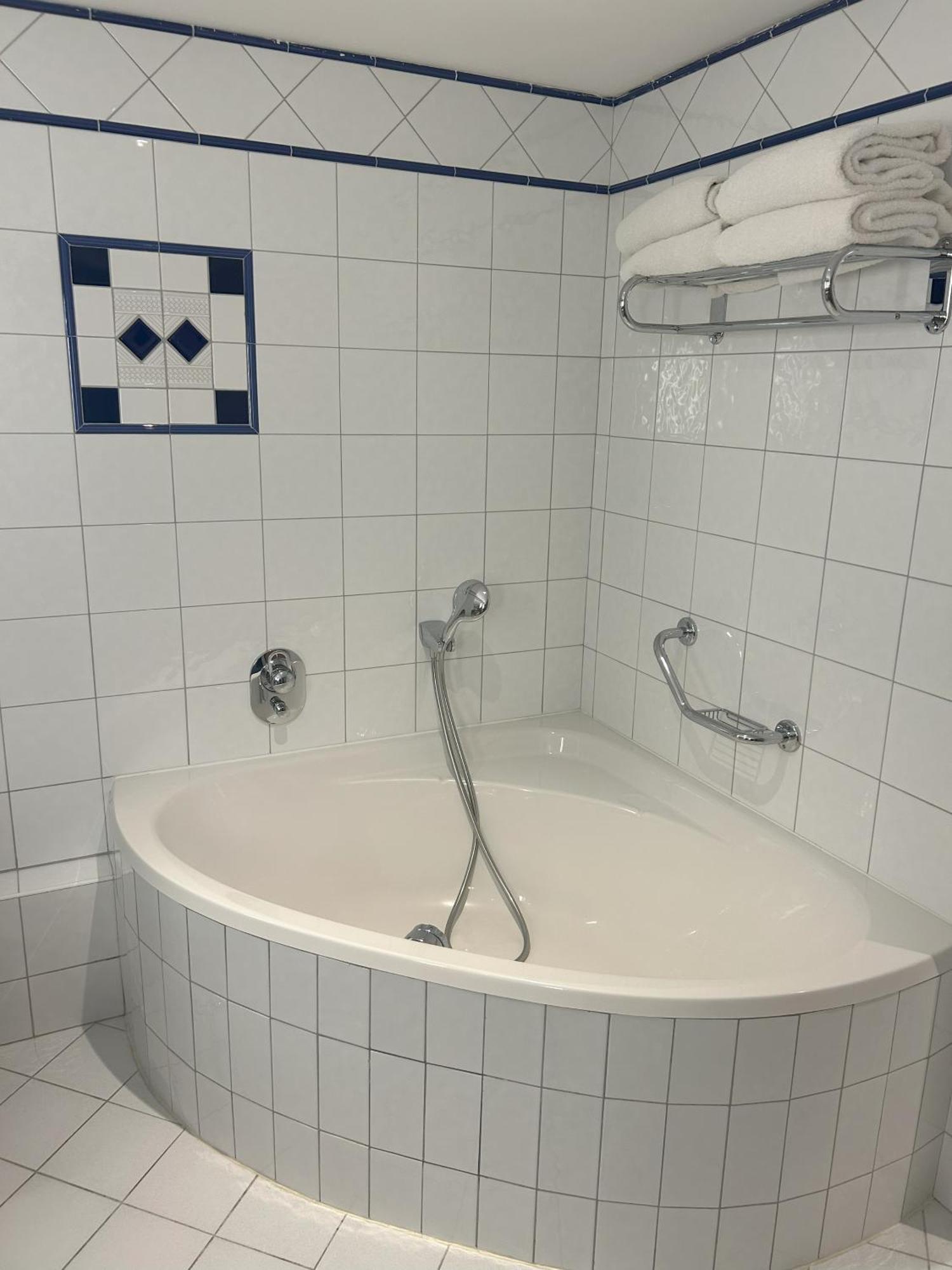 วิชี สปา โฮเต็ล เล เซเลแตง Hotel ภายนอก รูปภาพ A bathtub with a shower attachment