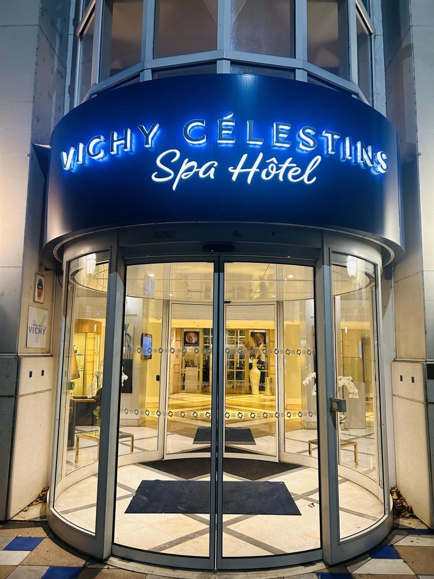 วิชี สปา โฮเต็ล เล เซเลแตง Hotel ภายนอก รูปภาพ Entrance to the hotel