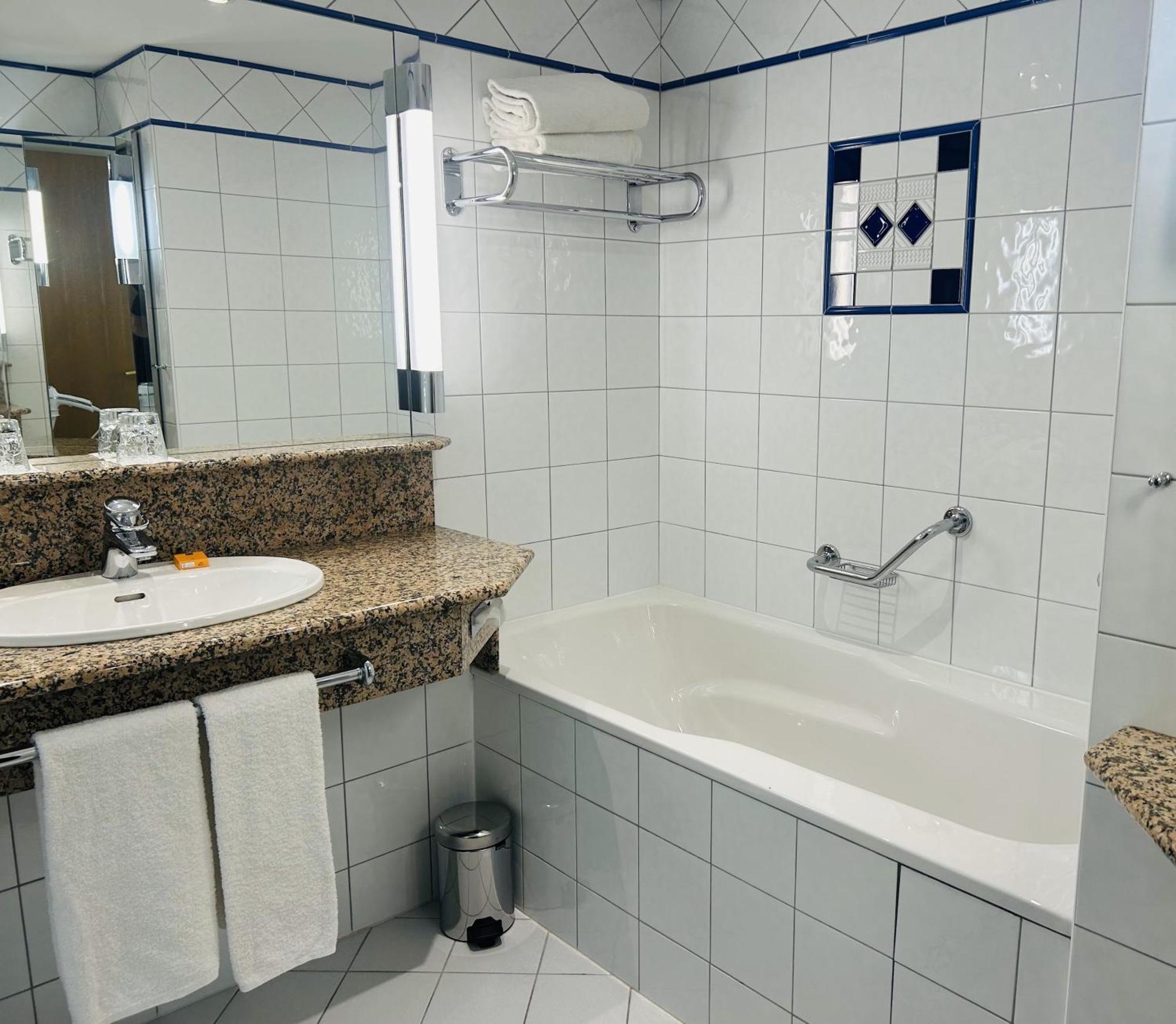วิชี สปา โฮเต็ล เล เซเลแตง Hotel ภายนอก รูปภาพ Bathroom with bathtub