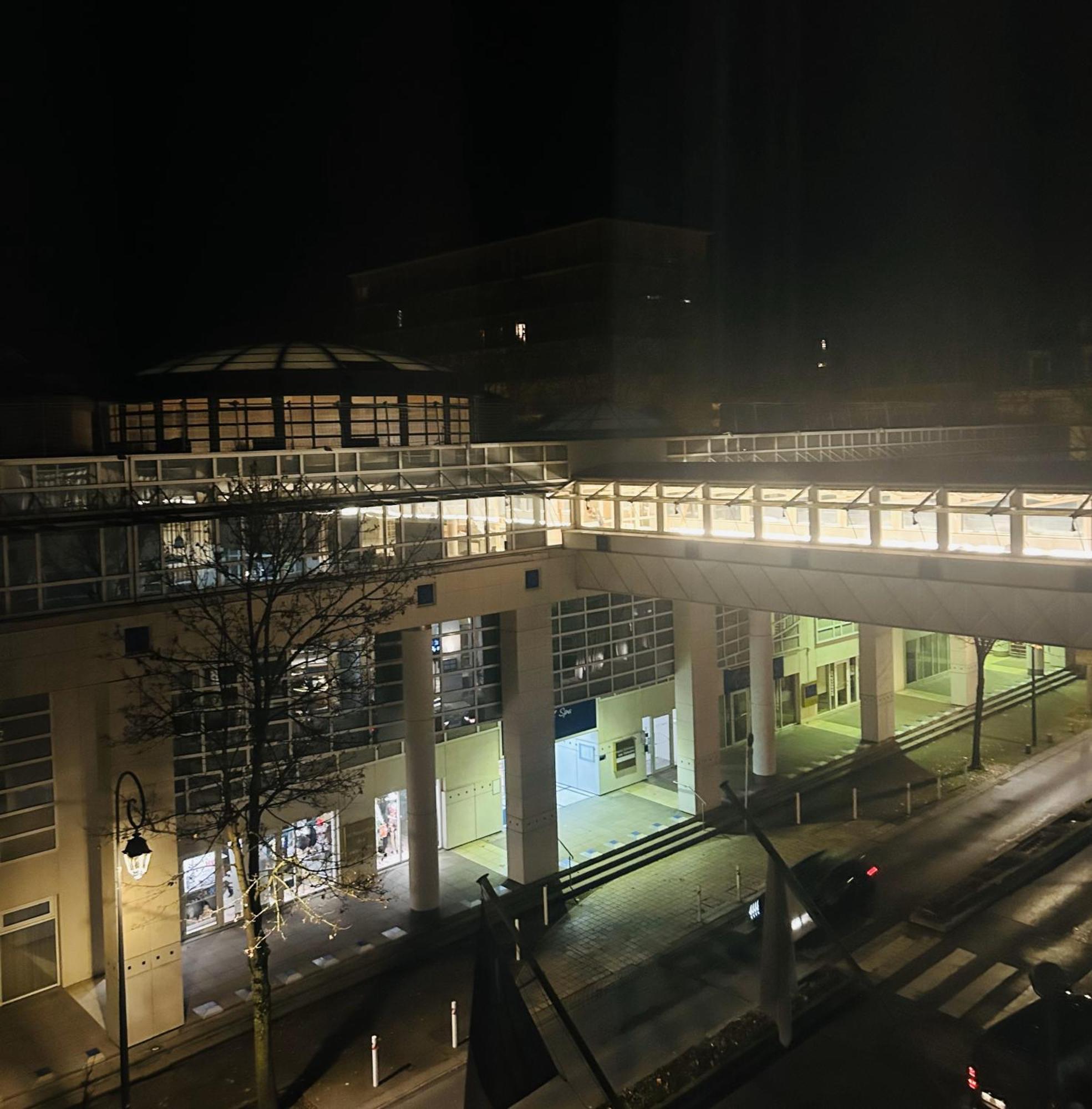 วิชี สปา โฮเต็ล เล เซเลแตง Hotel ภายนอก รูปภาพ The station at night