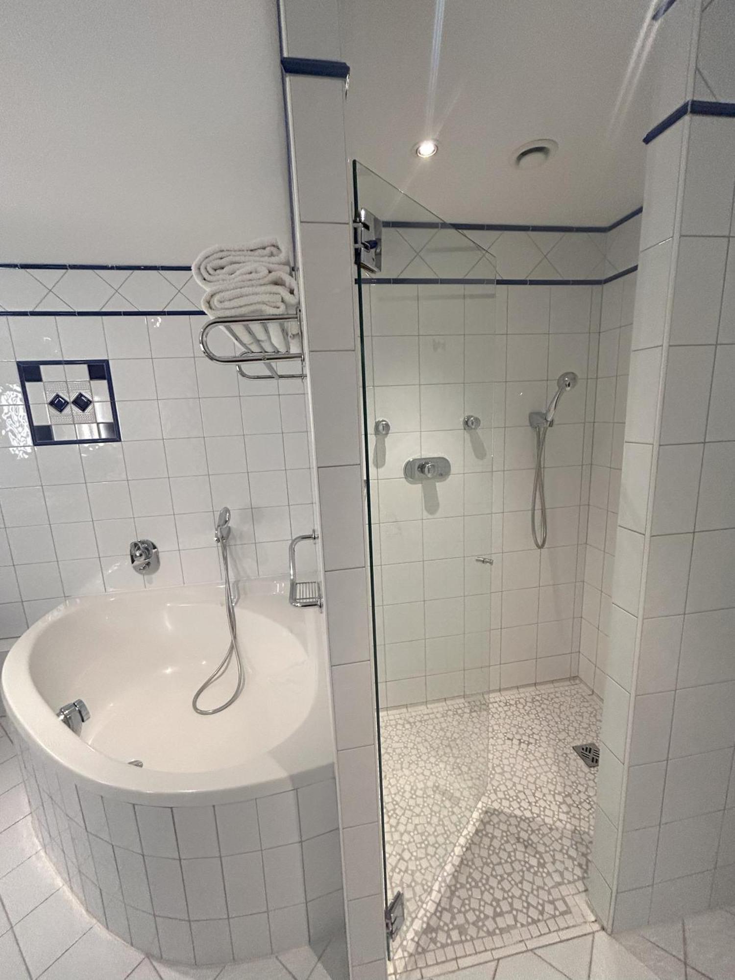 วิชี สปา โฮเต็ล เล เซเลแตง Hotel ภายนอก รูปภาพ A shower cubicle