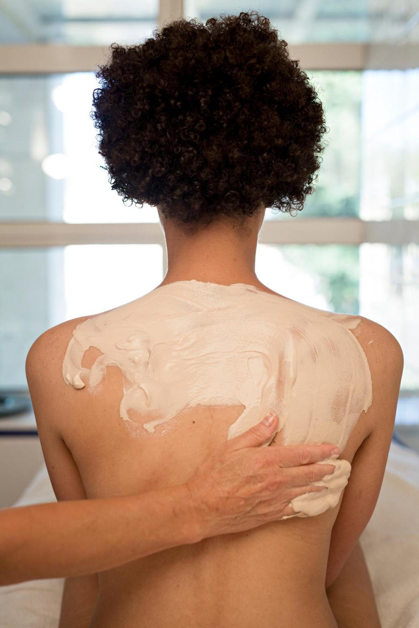 วิชี สปา โฮเต็ล เล เซเลแตง Hotel ภายนอก รูปภาพ A woman applying a body mask
