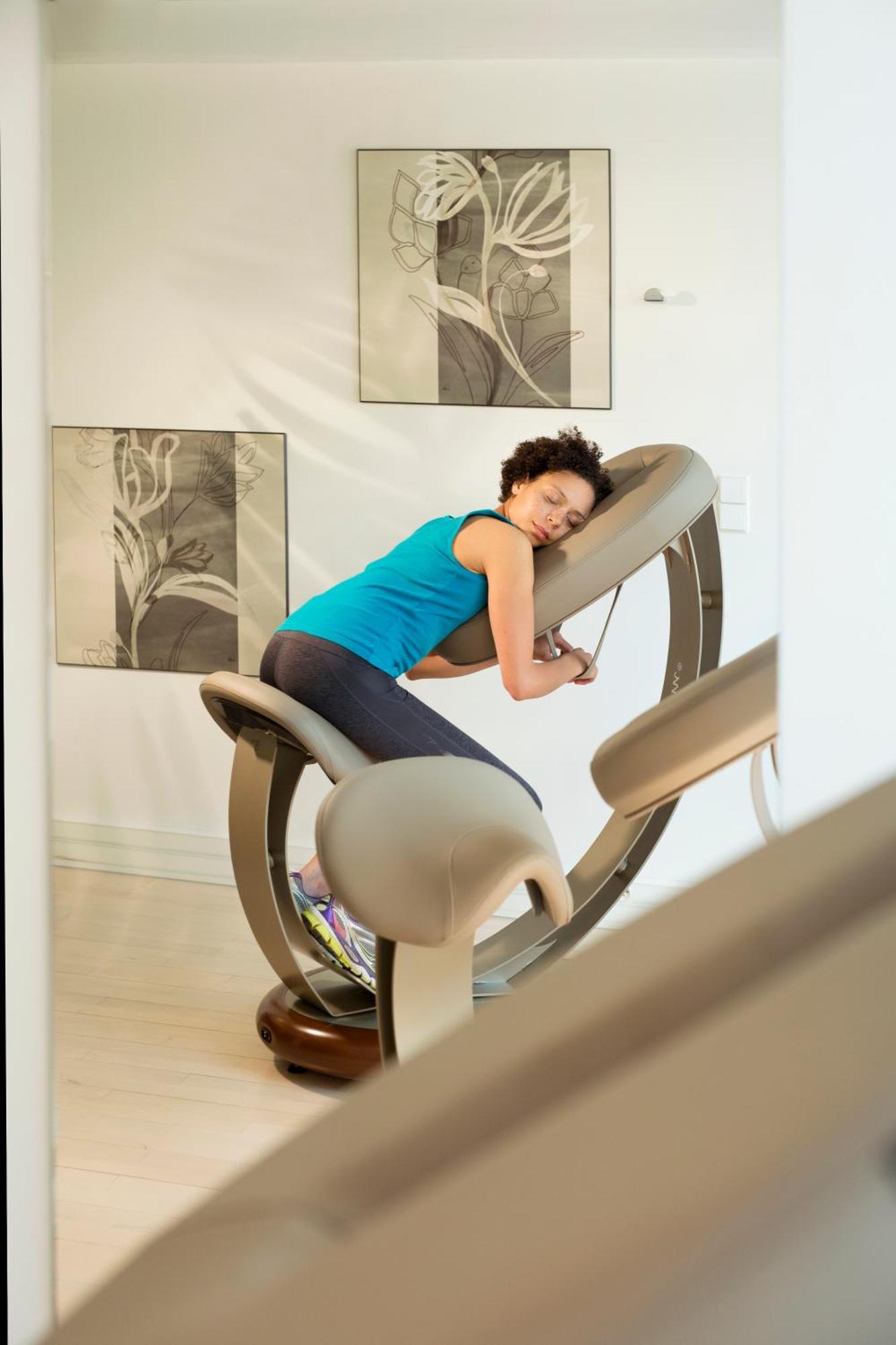 วิชี สปา โฮเต็ล เล เซเลแตง Hotel ภายนอก รูปภาพ A woman sleeping on a ball chair