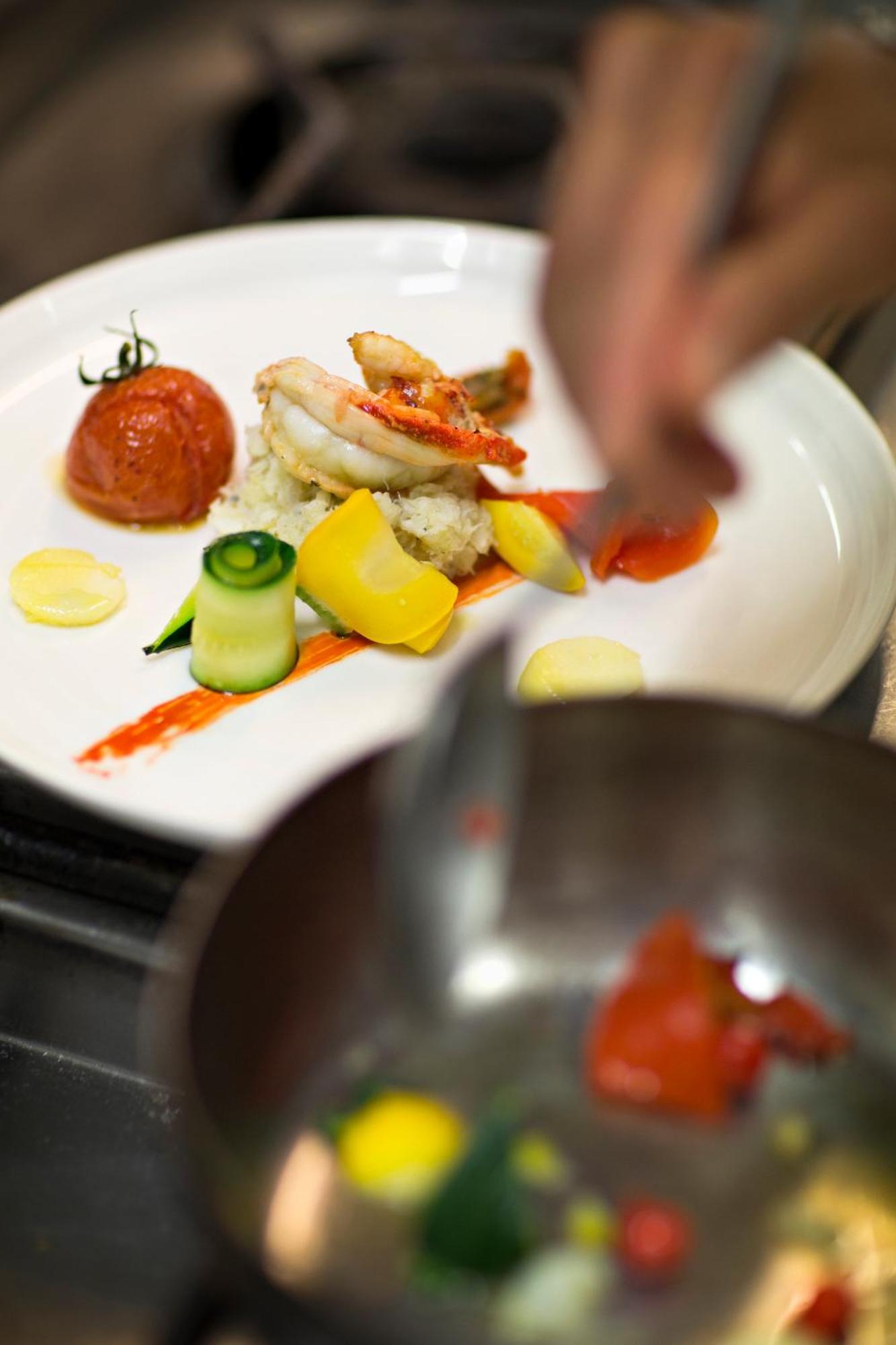 วิชี สปา โฮเต็ล เล เซเลแตง Hotel ภายนอก รูปภาพ A chef finishing a plate