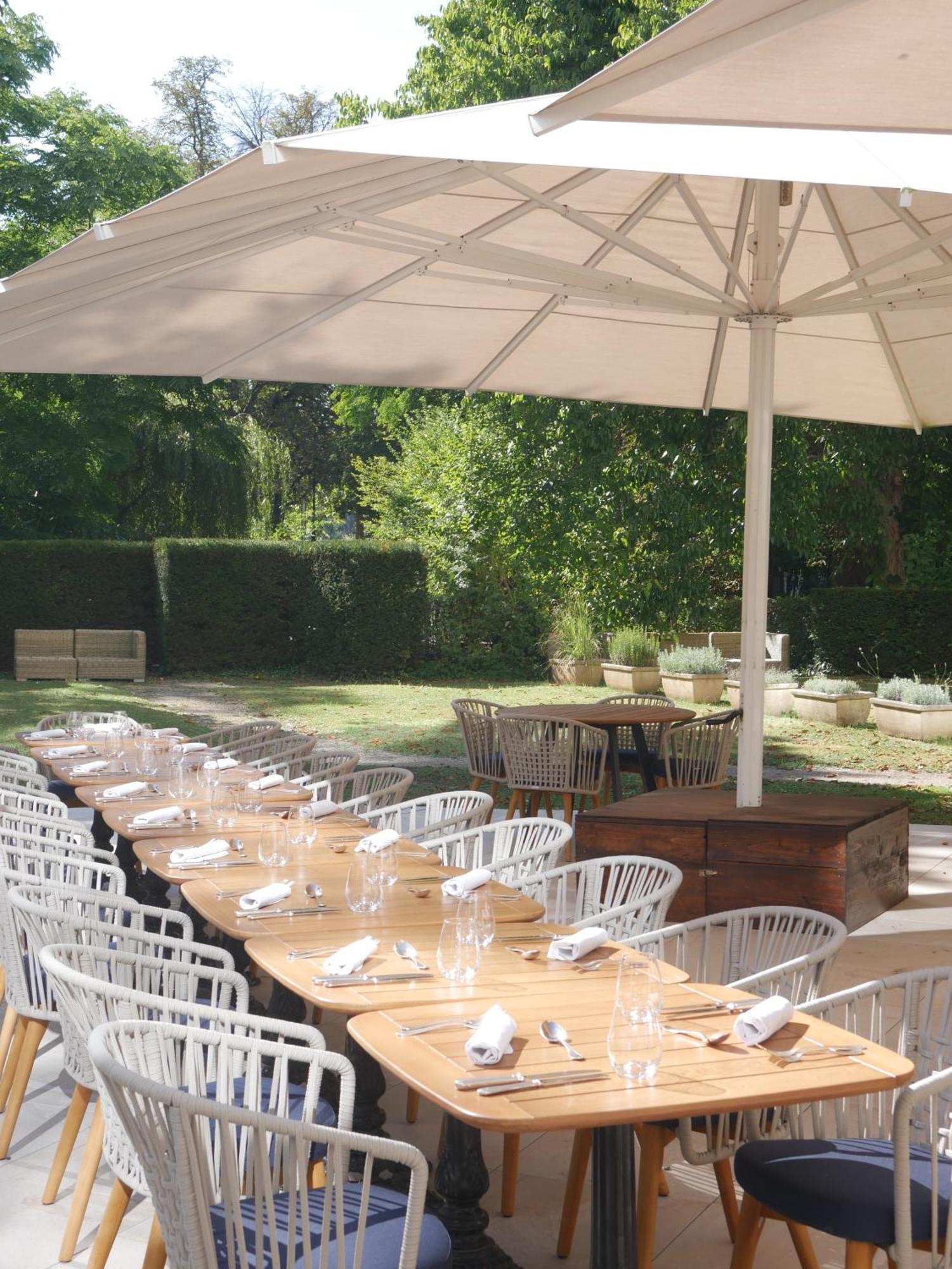 วิชี สปา โฮเต็ล เล เซเลแตง Hotel ภายนอก รูปภาพ The restaurant's garden