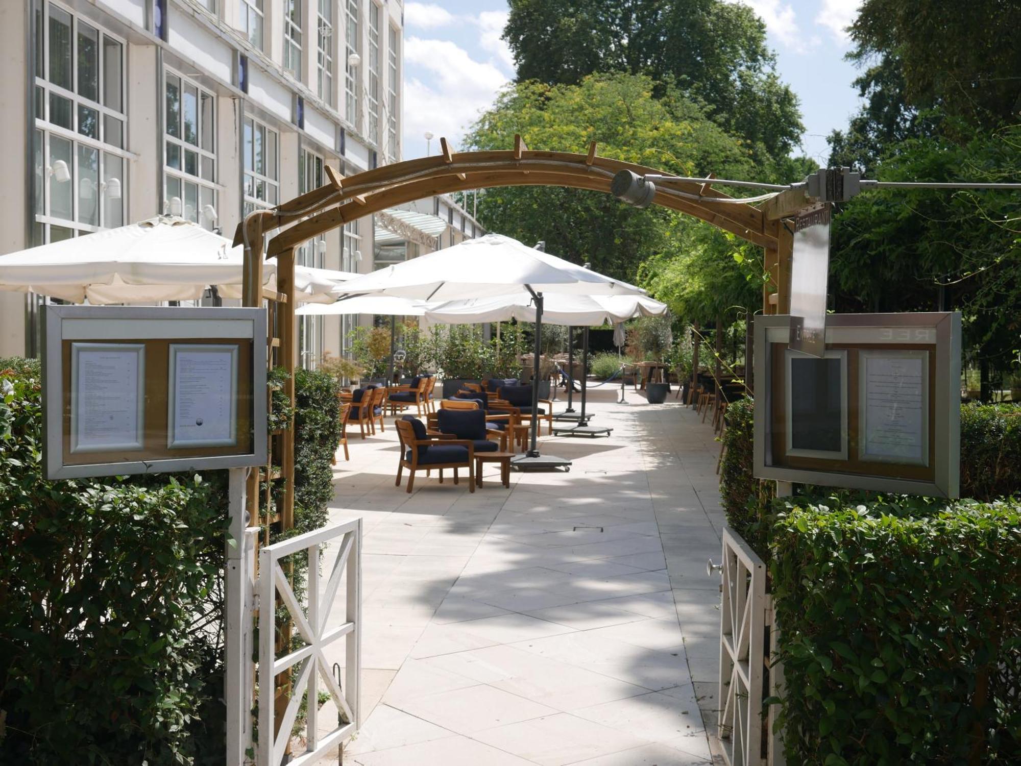 วิชี สปา โฮเต็ล เล เซเลแตง Hotel ภายนอก รูปภาพ The courtyard at the London Business School