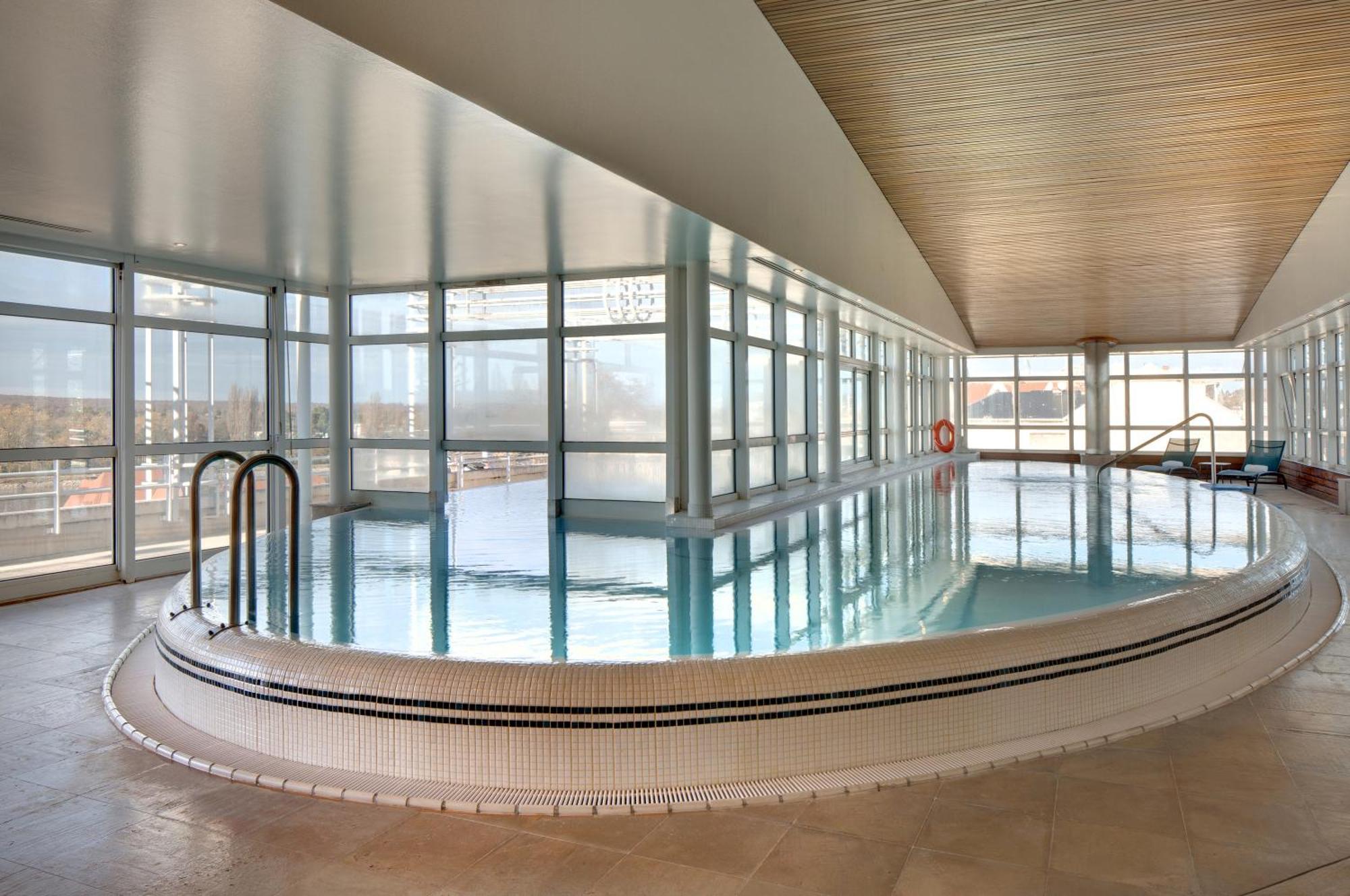 วิชี สปา โฮเต็ล เล เซเลแตง Hotel ภายนอก รูปภาพ The swimming pool at the University of Bath