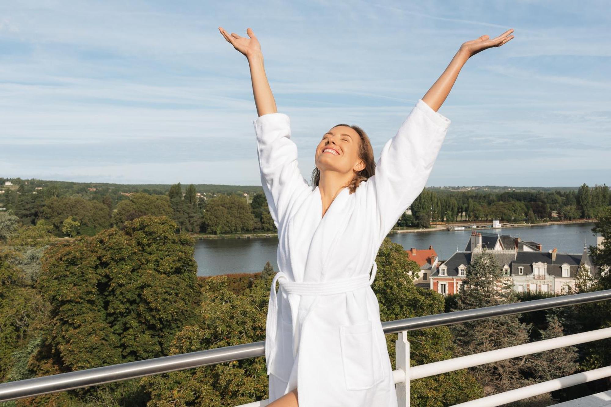 วิชี สปา โฮเต็ล เล เซเลแตง Hotel ภายนอก รูปภาพ A woman wearing a bathrobe