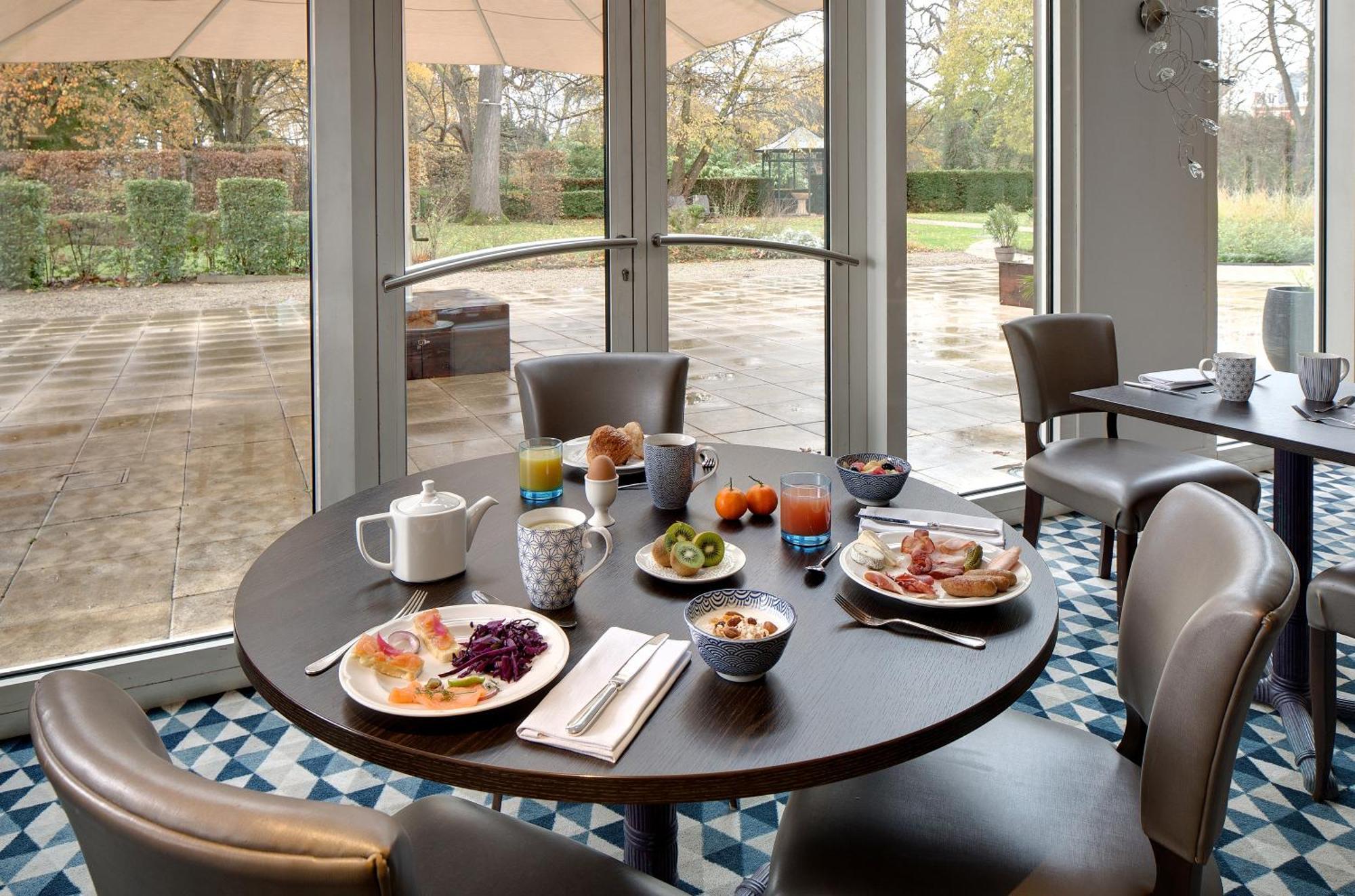 วิชี สปา โฮเต็ล เล เซเลแตง Hotel ภายนอก รูปภาพ Breakfast at the hotel