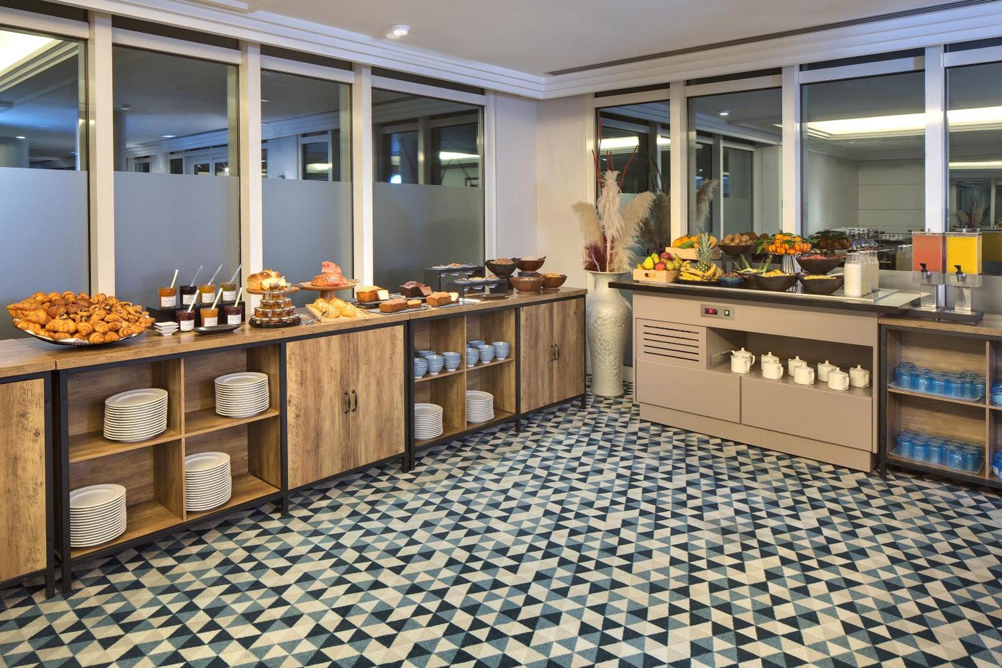 วิชี สปา โฮเต็ล เล เซเลแตง Hotel ภายนอก รูปภาพ The Club at Changi Airport