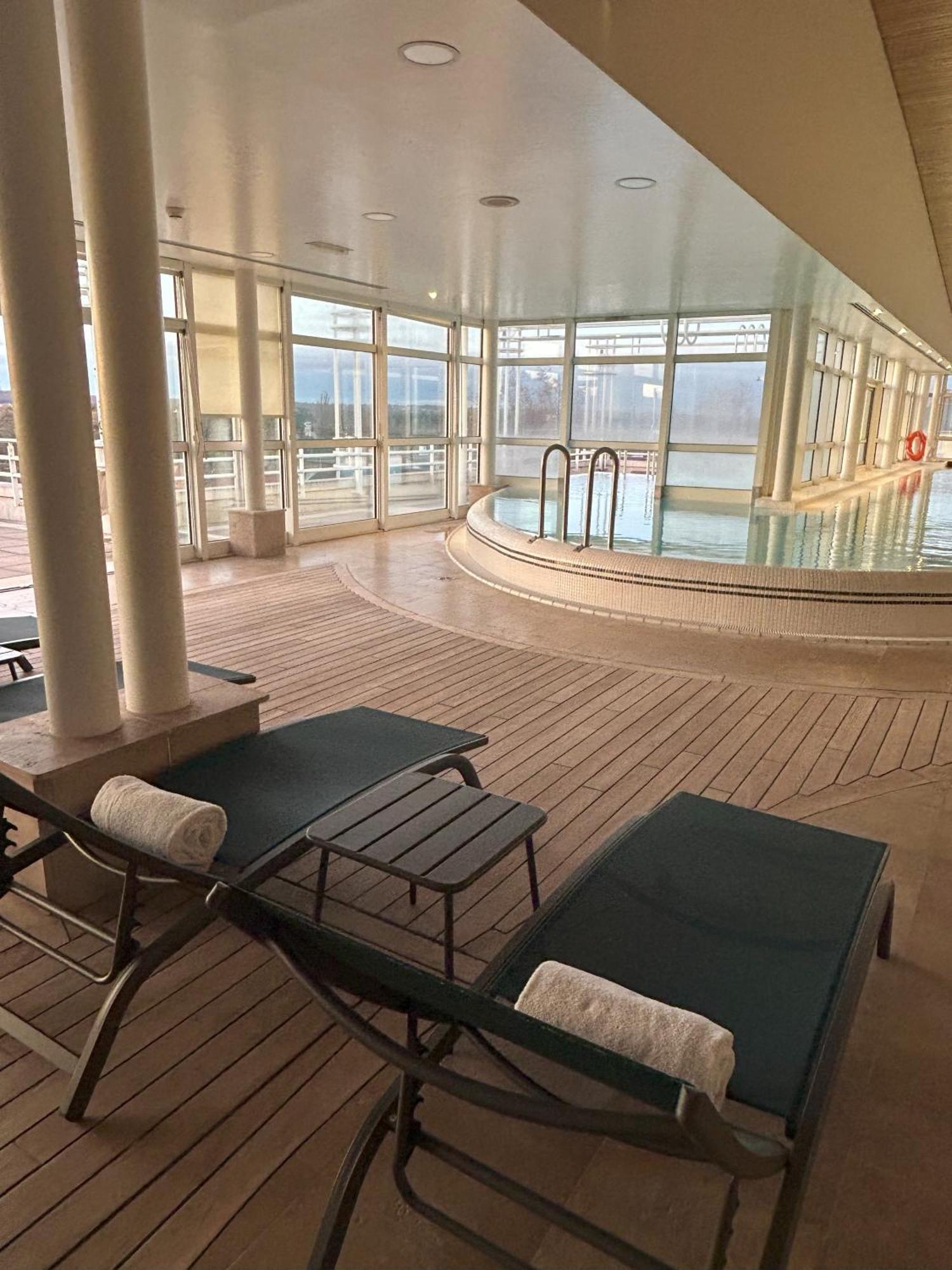 วิชี สปา โฮเต็ล เล เซเลแตง Hotel ภายนอก รูปภาพ The swimming pool on board