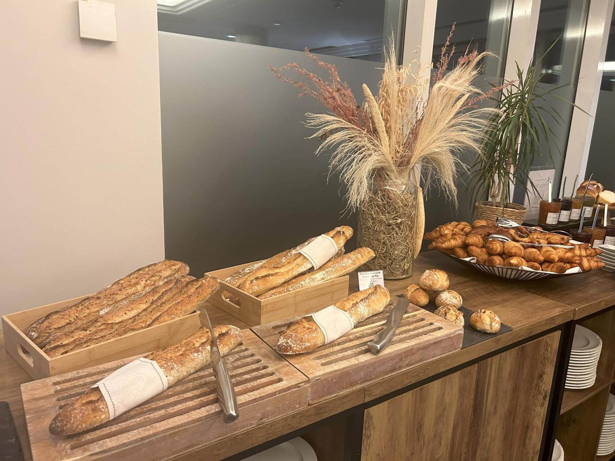วิชี สปา โฮเต็ล เล เซเลแตง Hotel ภายนอก รูปภาพ Bread and pastries at a buffet