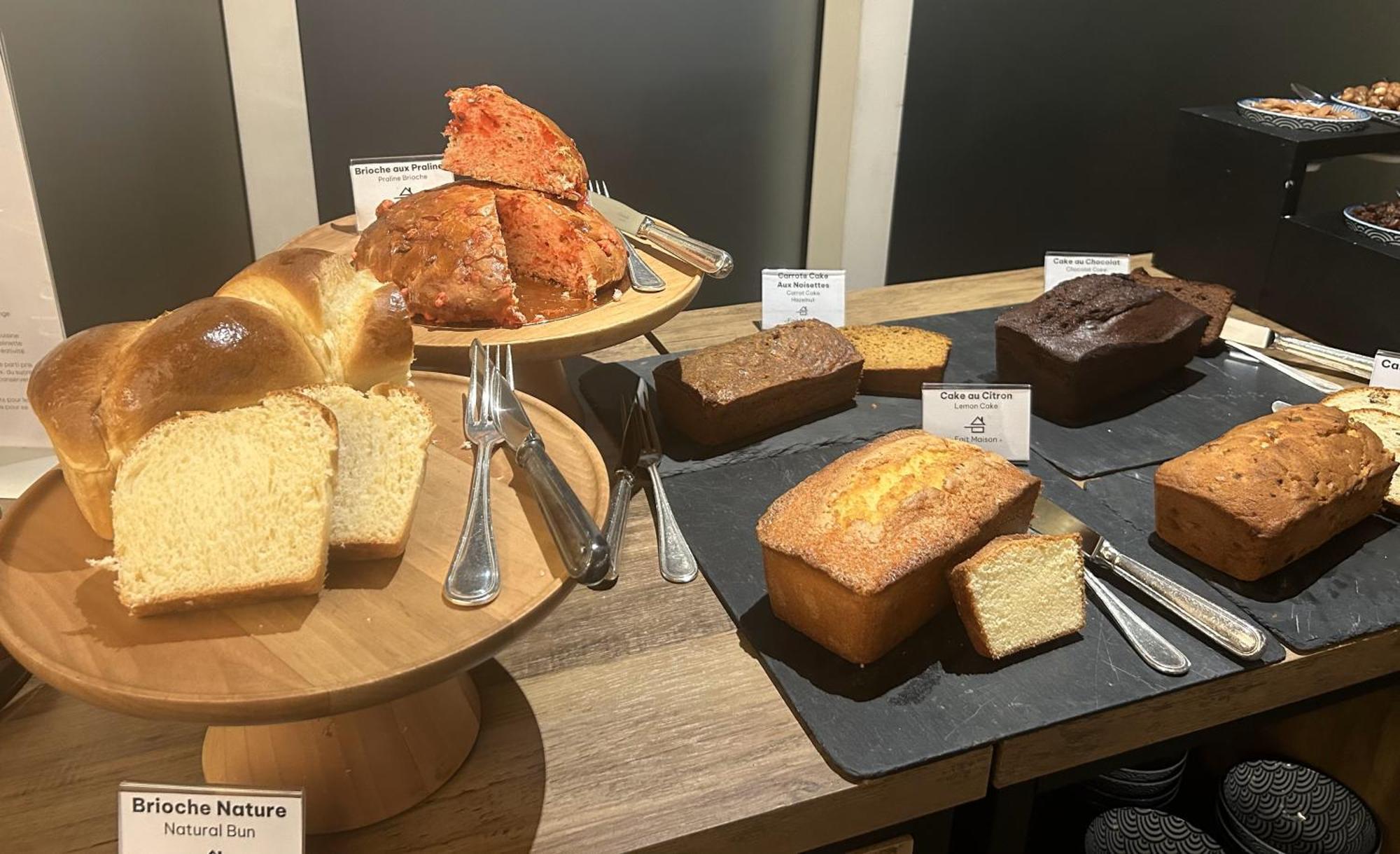 วิชี สปา โฮเต็ล เล เซเลแตง Hotel ภายนอก รูปภาพ Buns and cakes at a bakery in Paris