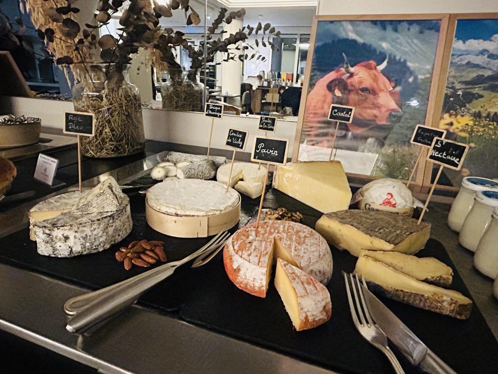 วิชี สปา โฮเต็ล เล เซเลแตง Hotel ภายนอก รูปภาพ Cheese at the cheese counter