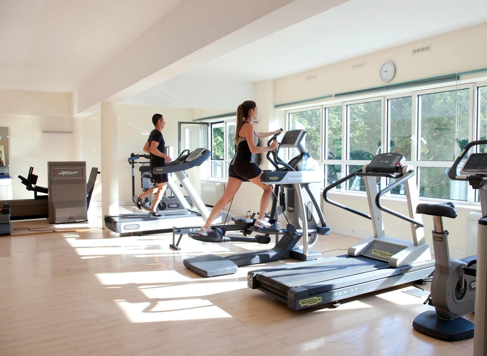วิชี สปา โฮเต็ล เล เซเลแตง Hotel ภายนอก รูปภาพ A gym in a hotel