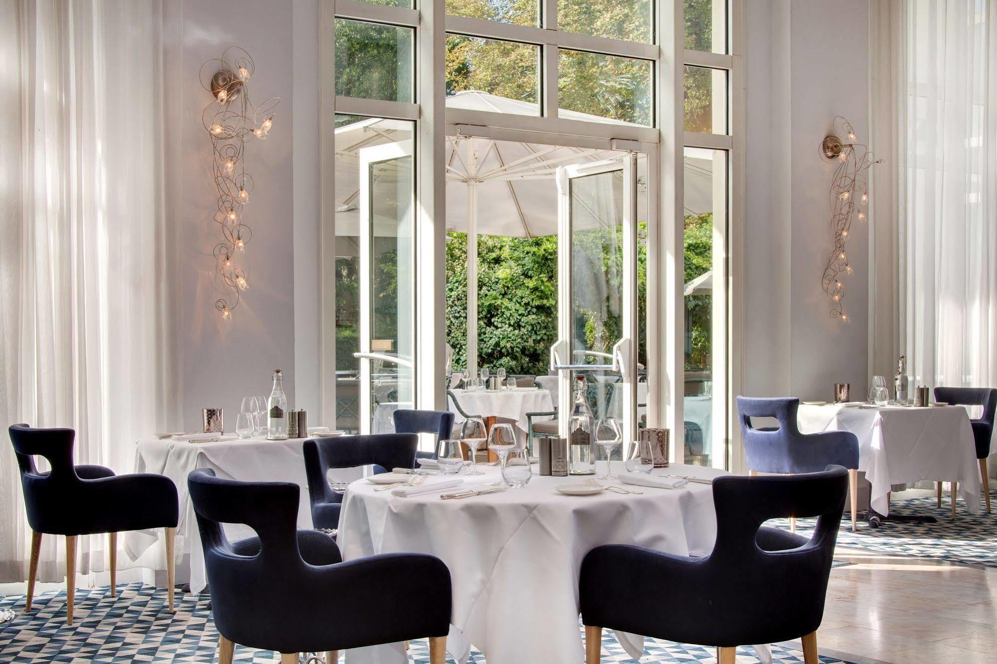 วิชี สปา โฮเต็ล เล เซเลแตง Hotel ภายนอก รูปภาพ The interior of the restaurant