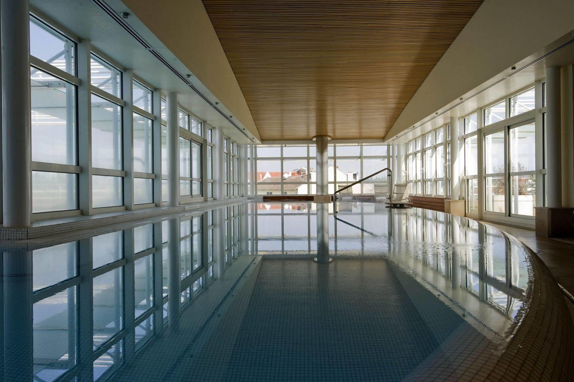 วิชี สปา โฮเต็ล เล เซเลแตง Hotel ภายนอก รูปภาพ Interior of the building